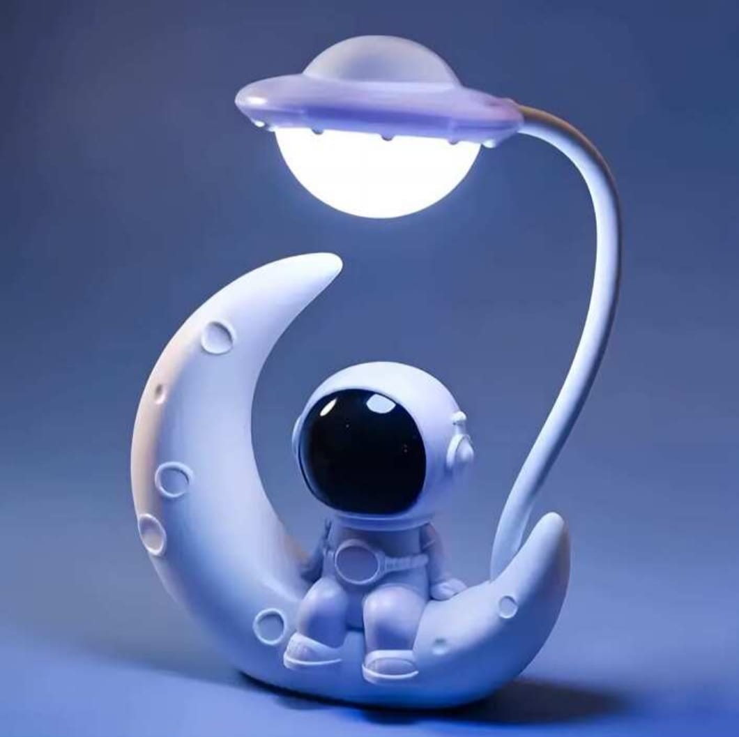 Lampka Biurkowa LED Astronauta na Księżycu - Kreatywna Lampka Nocna